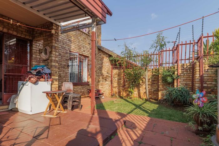 Property #2484405, Townhouse For Sale in Zwartkop