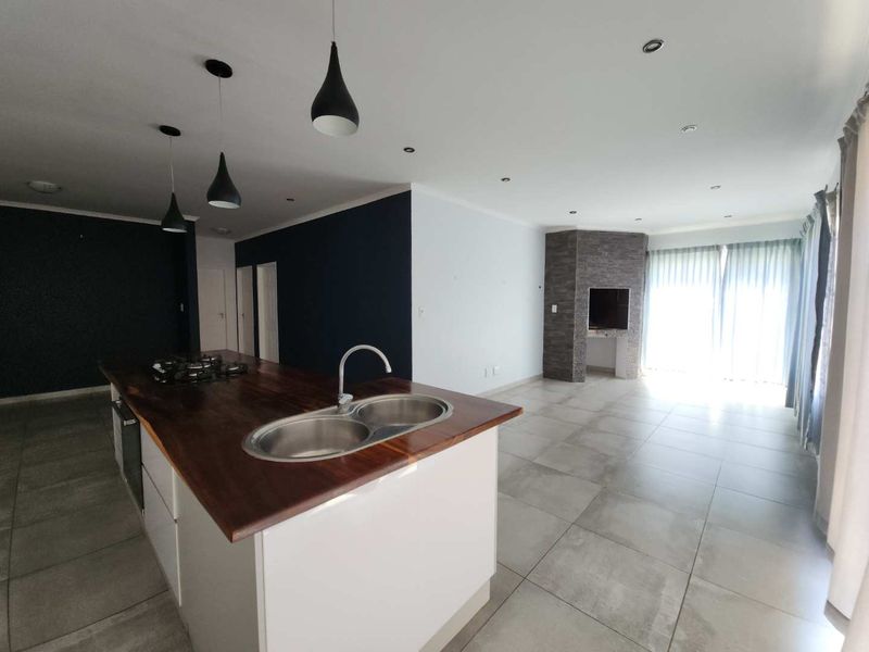 Rock face bricks with white aluminum windows. equals maintenance free. - Photo 8