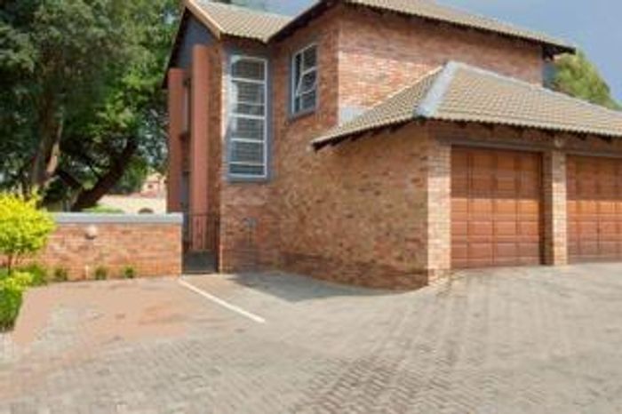 Property #2558424, Townhouse For Sale in Heuwelsig Estate