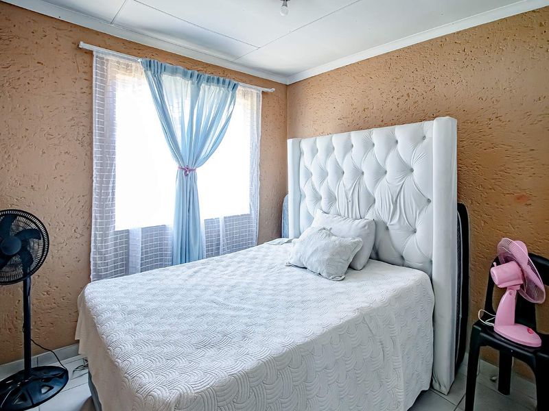 Top Floor Unit For Rental - Photo 2
