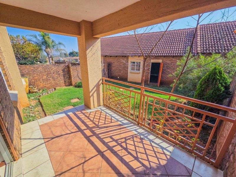 2 Bedroom Townhouse Available in Mooikloof Ridge - Photo 10