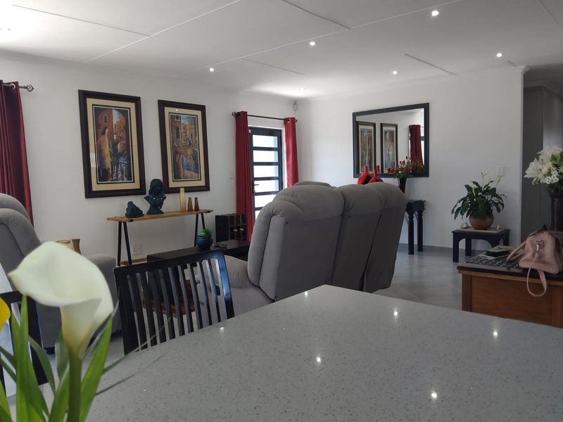 Elegant Living in a Modern Two-Bedroom House in Reebok on the Garden Route - Photo 9
