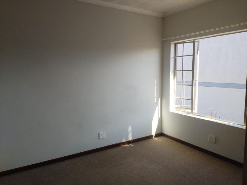 Secure & Spacious 2 Bedroom First Floor Apartment - Photo 9