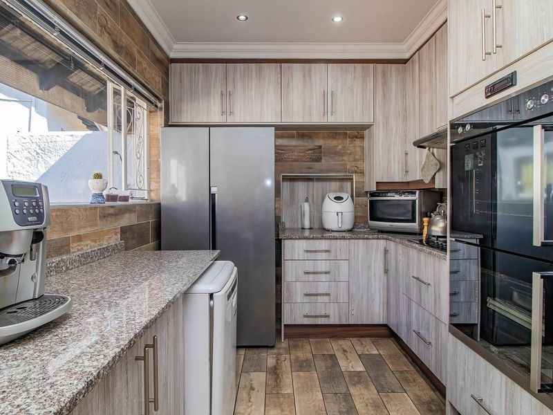 EXCLUSIVE MANDATE - An Entertainer’s Paradise & Versatile Family Haven in Glen Marais - Photo 9