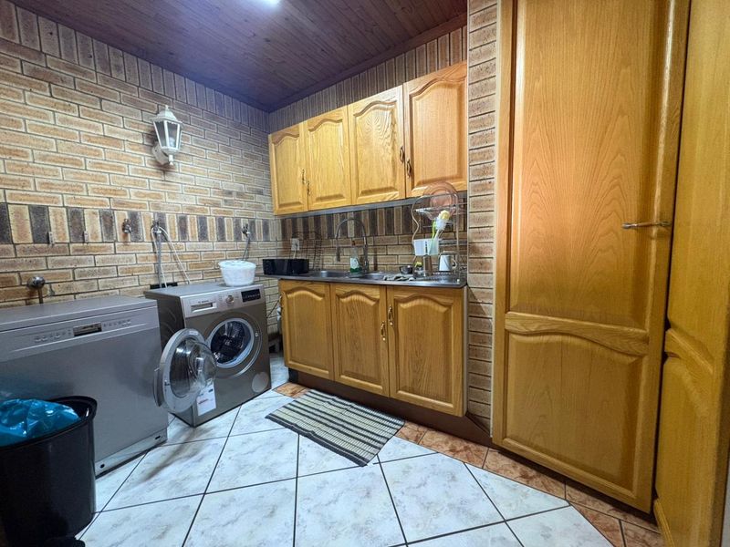 Investor's Dream Home - 5 Bedroom Energy Efficient Home with Large Flatlet and Pool - Photo 3