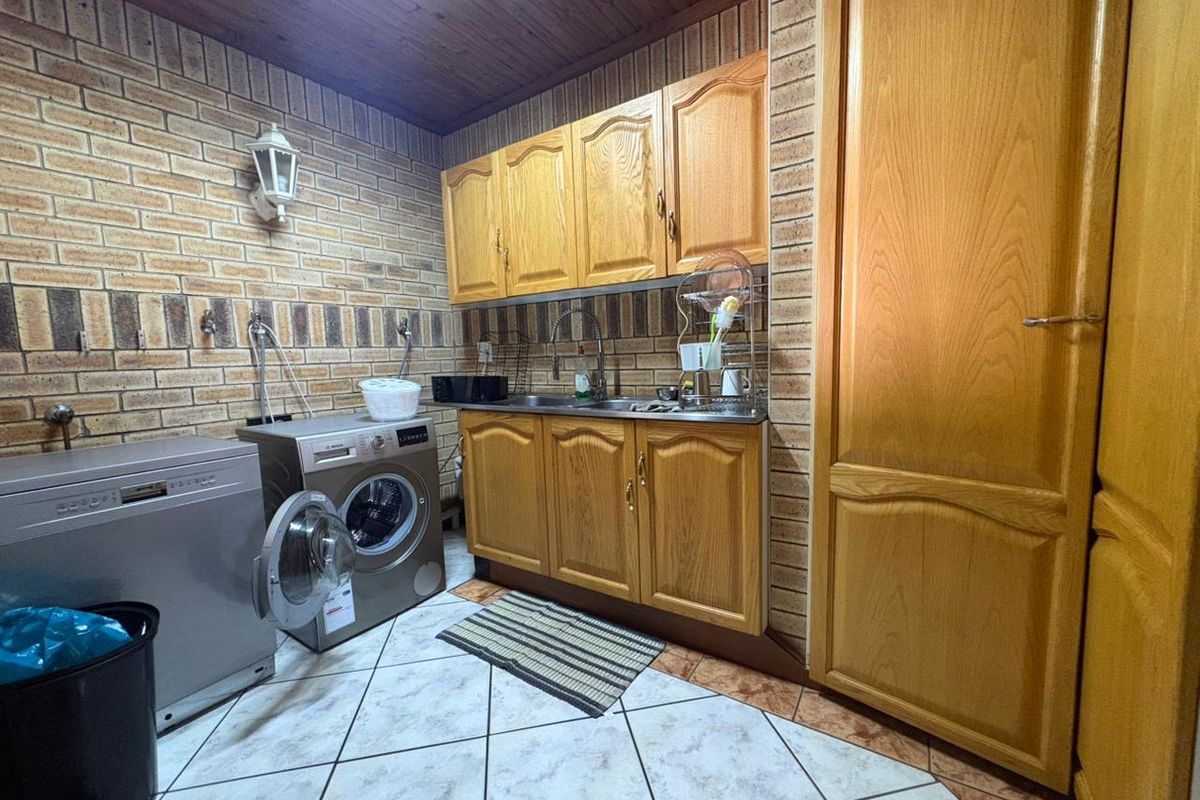 Investor's Dream Home - 5 Bedroom Energy Efficient Home with Large Flatlet and Pool - Photo 3