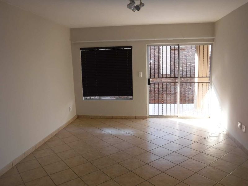 Comfortable 2-Bedroom Apartment with Covered Parking Spot - Photo 4