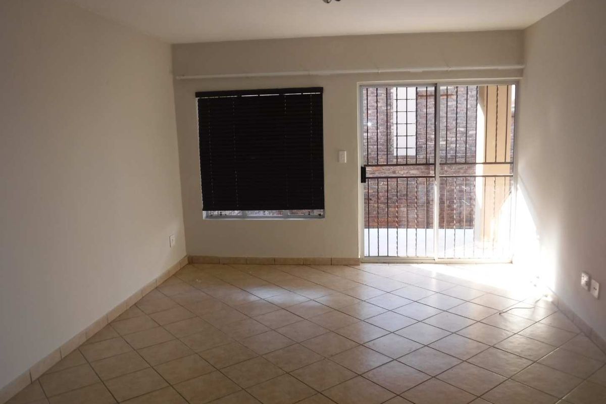 Comfortable 2-Bedroom Apartment with Covered Parking Spot - Photo 4