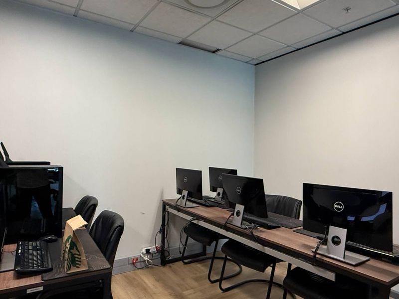 Prestigious 265m2 Portside Office to let - Photo 10