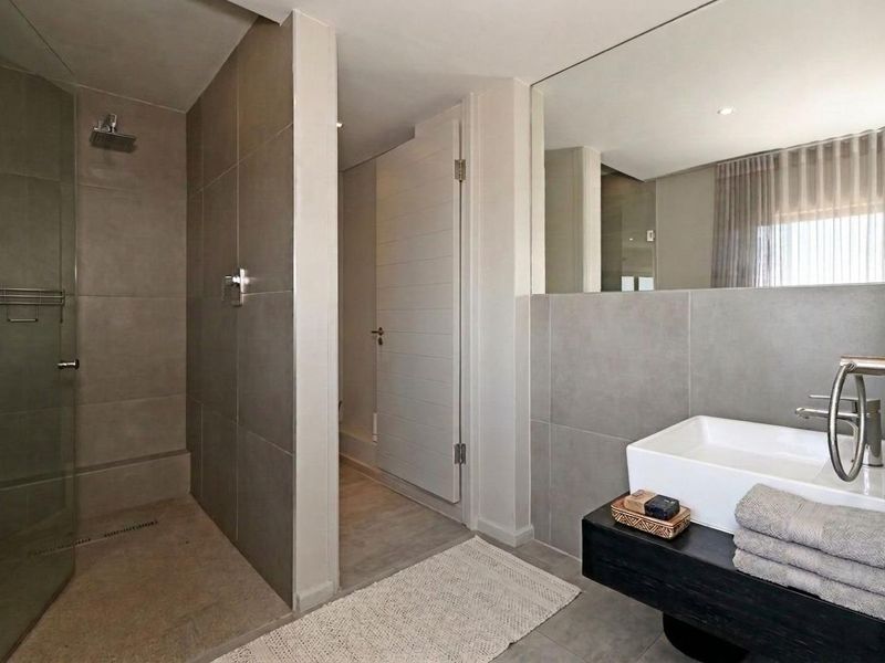 Full-Floor Beachfront Penthouse | 4 Bed | 4 Bath | Private Lift | Fully Furnished | Blouberg - Photo 5