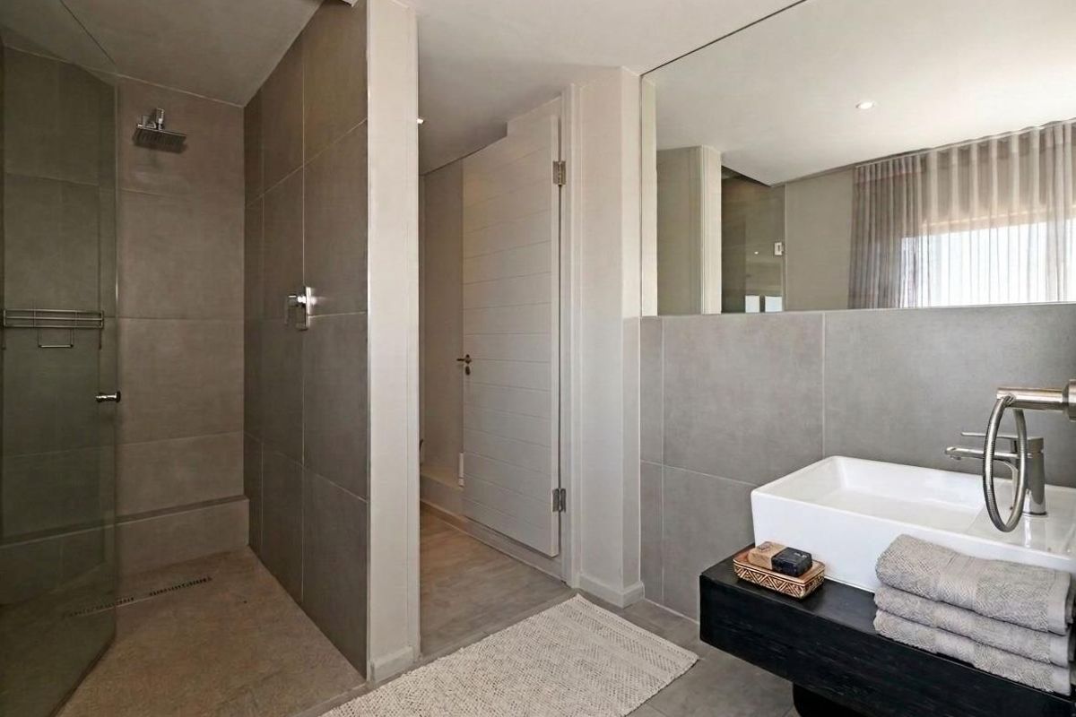 Full-Floor Beachfront Penthouse | 4 Bed | 4 Bath | Private Lift | Fully Furnished | Blouberg - Photo 5