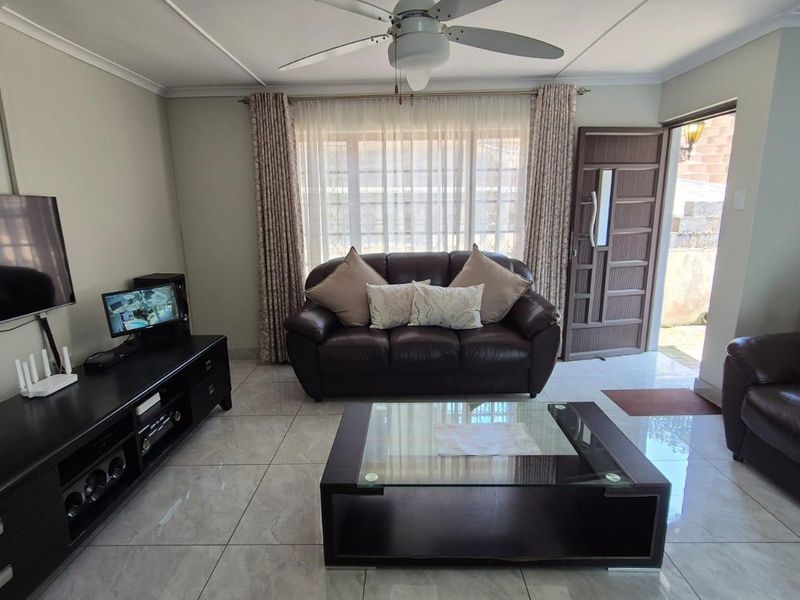Split-level 5 bedroom home Escombe - Photo 7