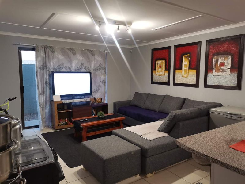 GROUND FLOOR UNIT - BARGAIN DEAL SELLING BELOW VALUATION - OFFERS WELCOME! - Photo 1