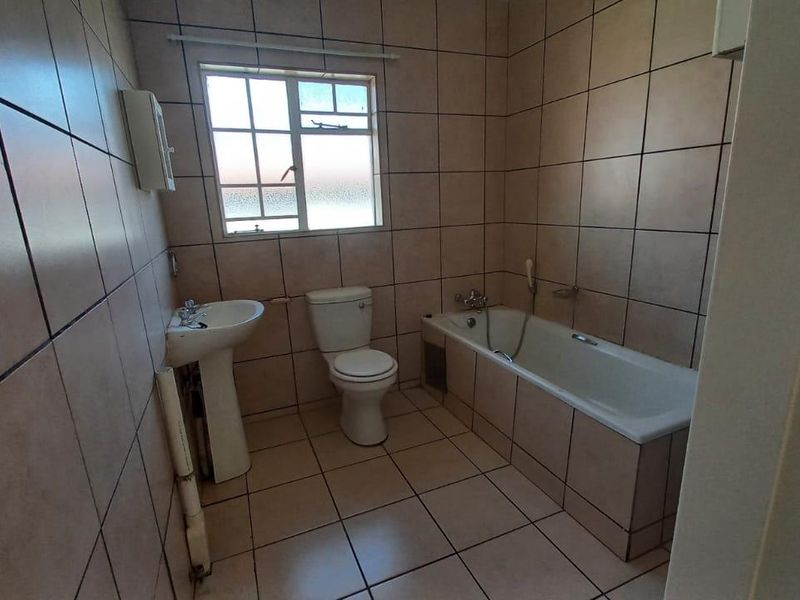 24 hour security complex, 2 bedroom spacious unit in Comet on first floor - Photo 9