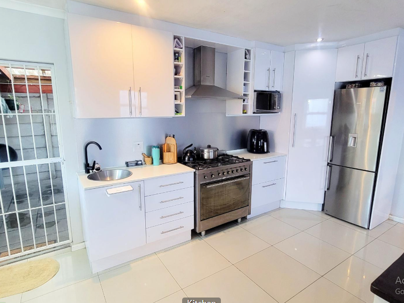 Charming 3-Bedroom Home with Modern Amenities - Photo 4