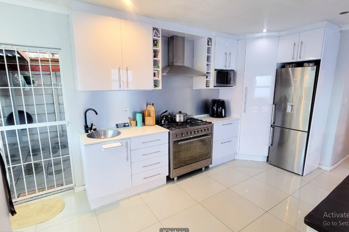 Charming 3-Bedroom Home with Modern Amenities - Photo 4