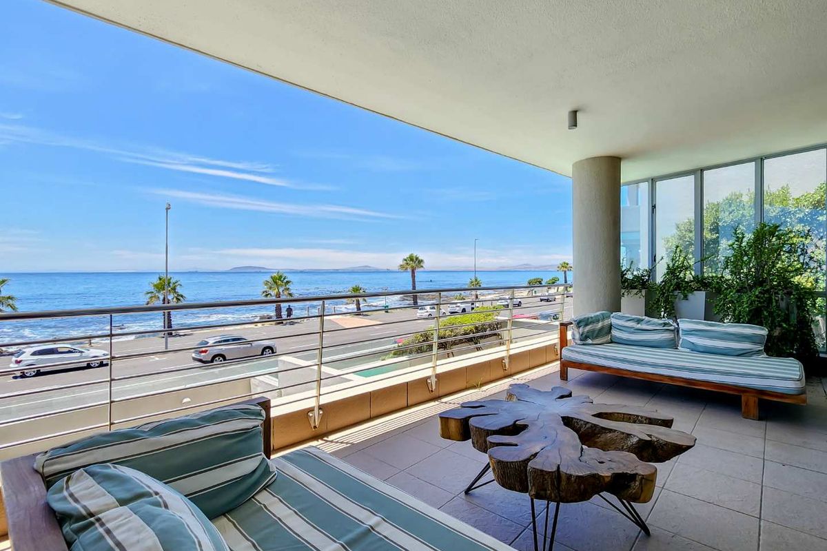 Luxurious Coastal Living - Photo 2