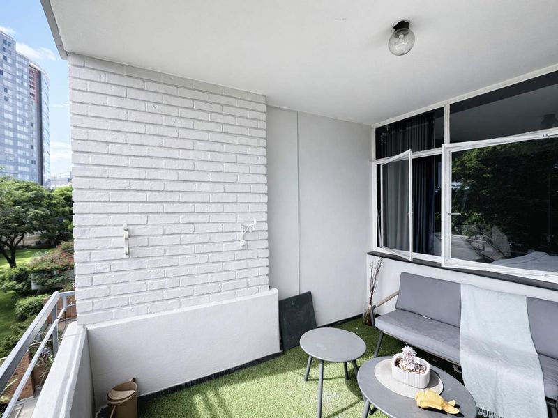 Fully Furnished Executive 1-Bedroom in Benmore | Walk to Sandton | Inverter - Photo 6