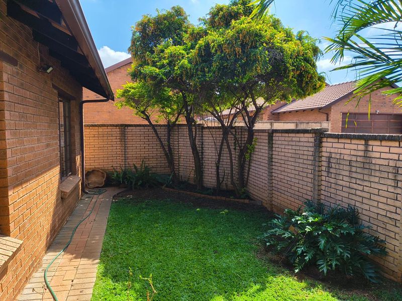 PRETORIA EAST - TOWNHOUSE - 2 LIVING AREAS - 3 BEDROOMS - 2 BATHROOMS - Photo 7