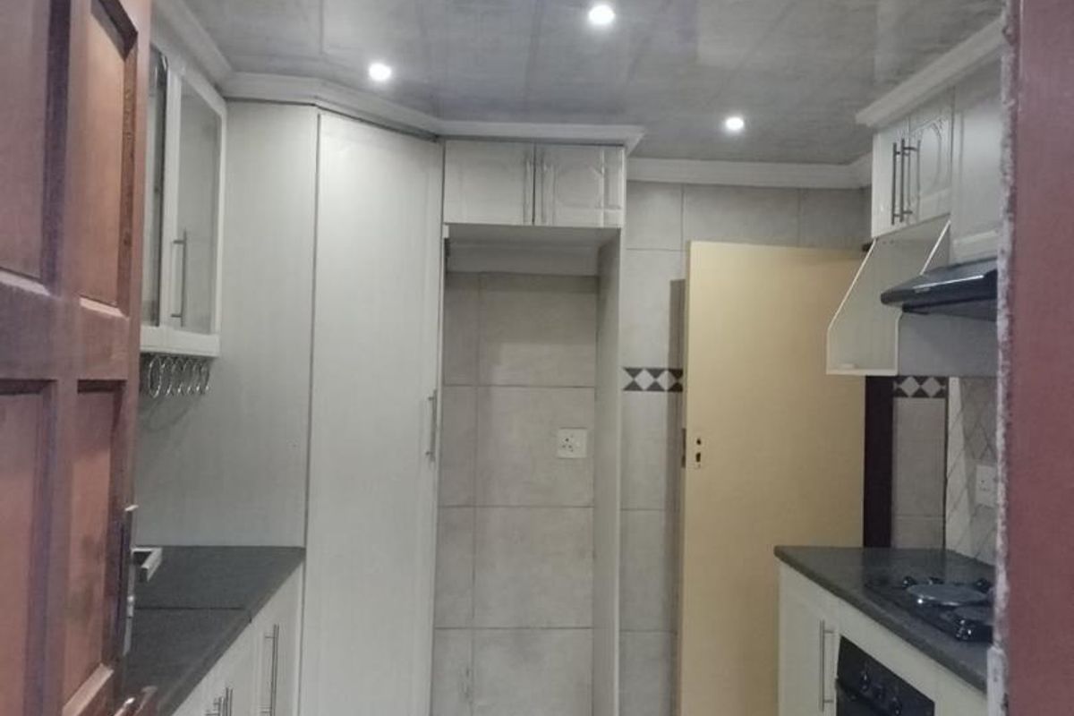 4 Bedroom House in Mamelodi - Photo 4