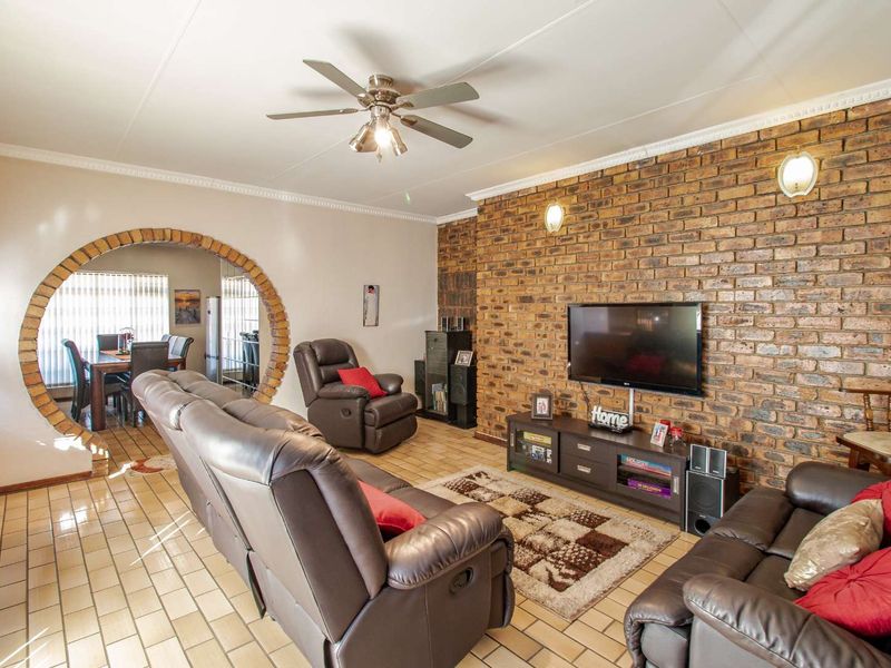 Cozy & Neat 4 Bedroom House - Photo 7