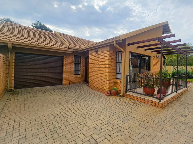 Retirement Lifestyle Living – 2 Bedroom Townhouse in Sought-After Langenhovenpark - Photo 2