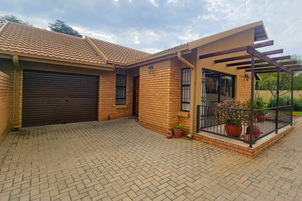 Retirement Lifestyle Living – 2 Bedroom Townhouse in Sought-After Langenhovenpark - Photo 2