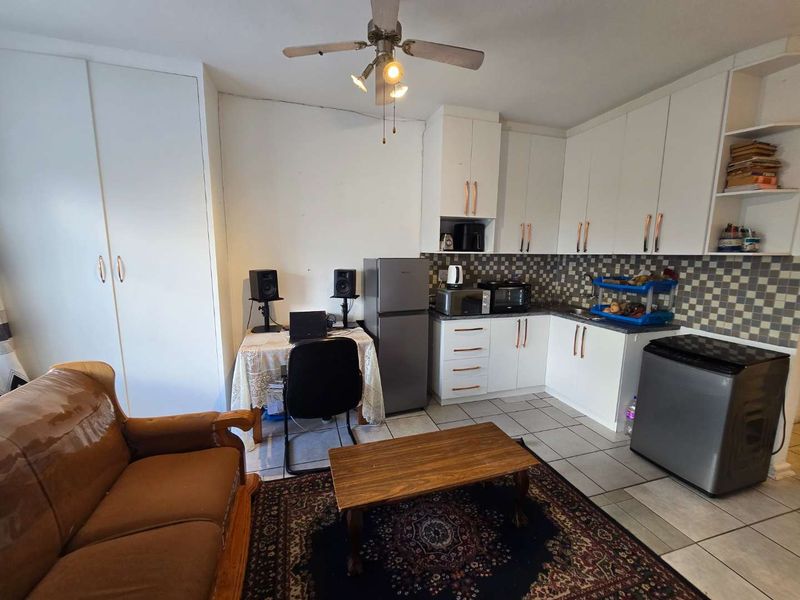 Neat & Cozy Bedsitter in the Heart of Richmond Hill - Photo 2
