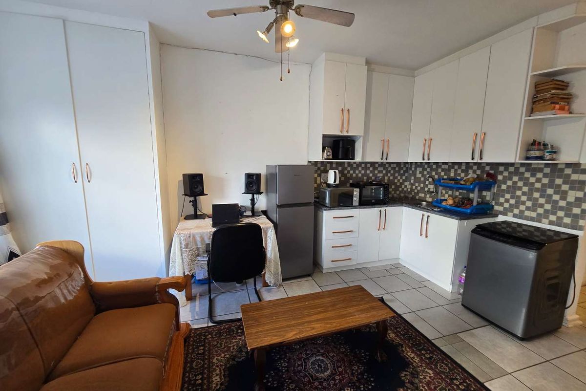Neat & Cozy Bedsitter in the Heart of Richmond Hill - Photo 2