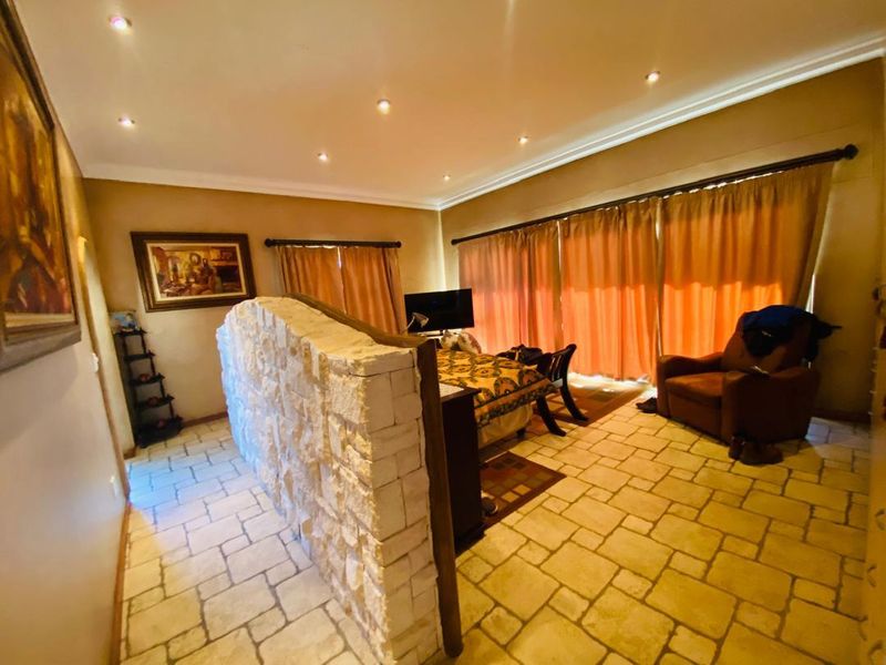 FOR SALE- MASSIVE 4 BEDROOM HOUSE IN LUDERITZ, NAMIBIA - Photo 10