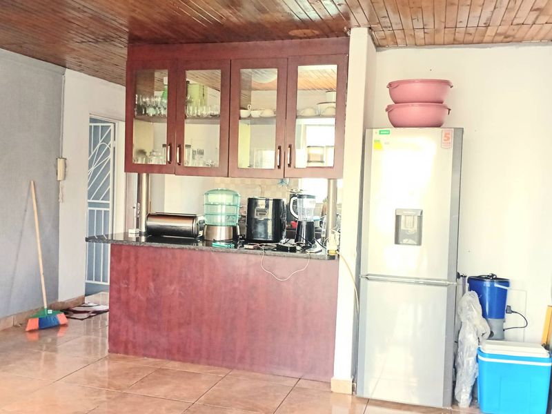 This property is perfectly suited for a small family or savvy investor looking for excellent value and convenience. - Photo 4