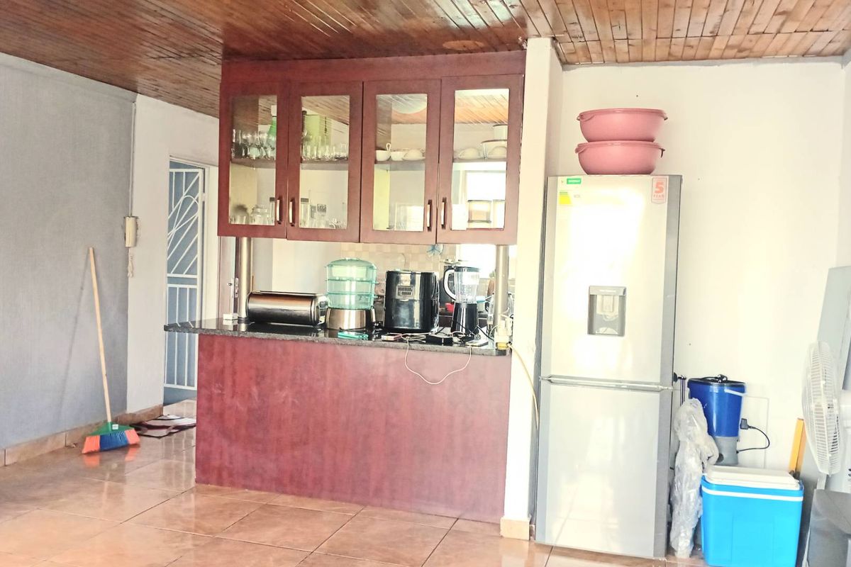 This property is perfectly suited for a small family or savvy investor looking for excellent value and convenience. - Photo 4