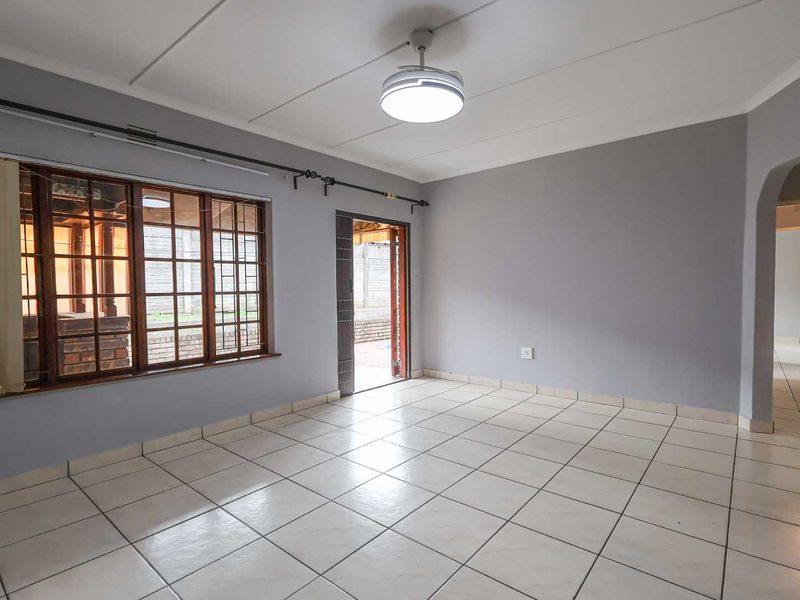 Spacious 3 Bedroom Facebrick Simplex With Entertainment Area & Splash Pool - Photo 5