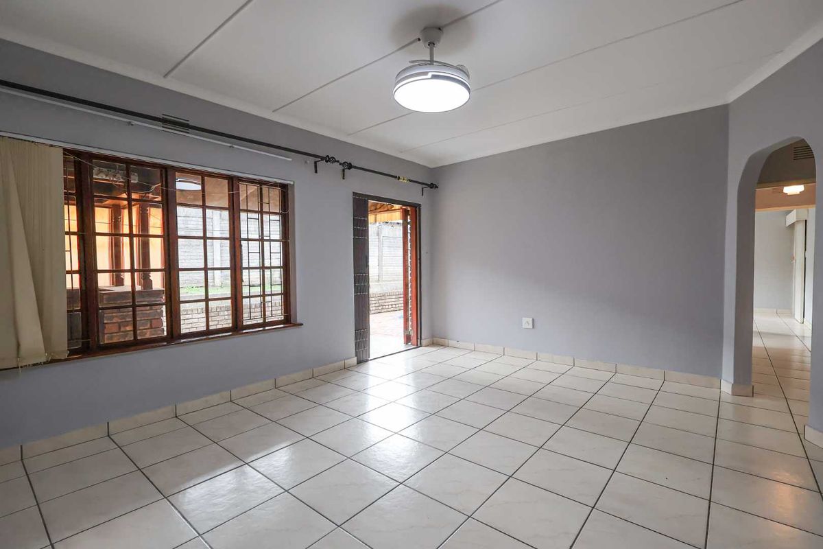 Spacious 3 Bedroom Facebrick Simplex With Entertainment Area & Splash Pool - Photo 5