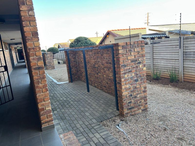 2 Bedroom Apartment in Lotus gardens - Photo 10