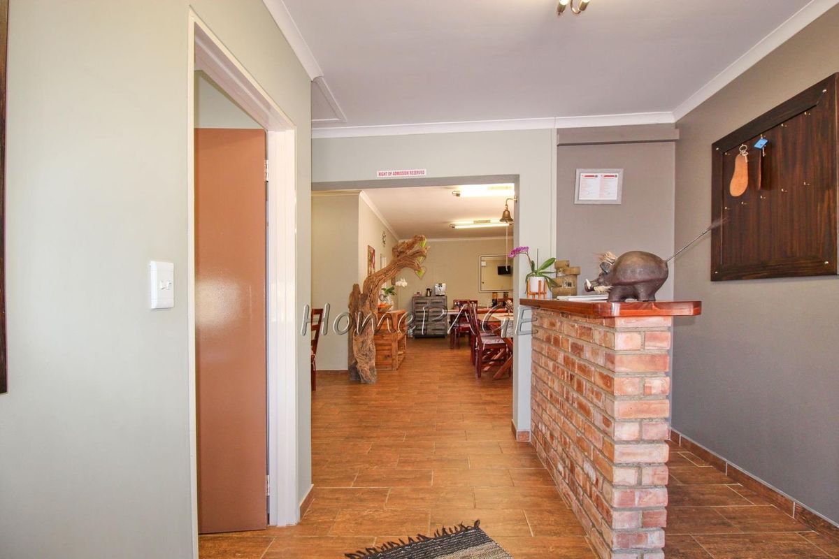 Otjiwarongo:  Immaculate 8 Bedroom Guesthouse for sale - Photo 4