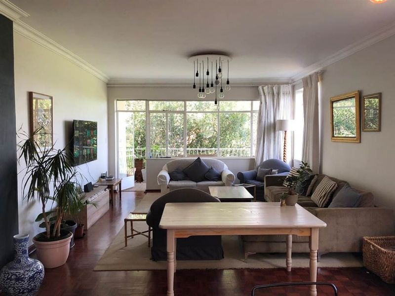 Luxurious Living Near Thrupps - Spacious Top Floor Apartment! - Photo 5