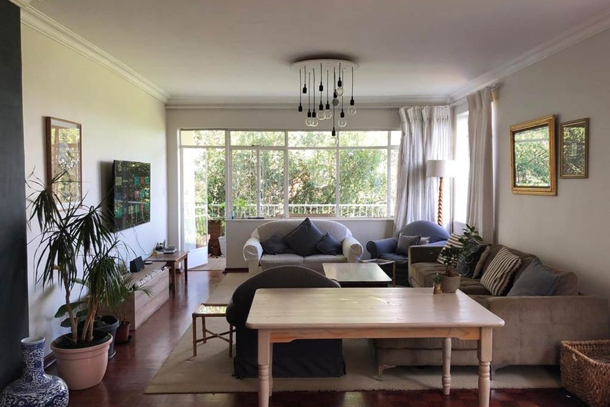 Luxurious Living Near Thrupps - Spacious Top Floor Apartment! - Photo 5