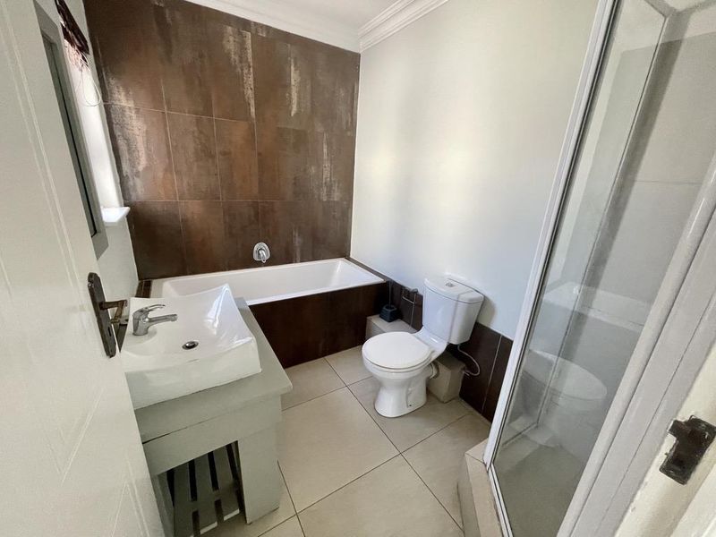 Hendra - Stylish Renovated Duplex in Secure Ilala Ridge Estate | Splash Pool, Study & Triple Garage - Photo 10