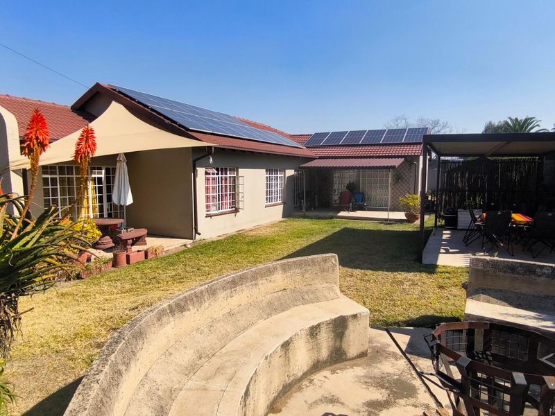 Granny Flat & FREE electricity! - Photo 4