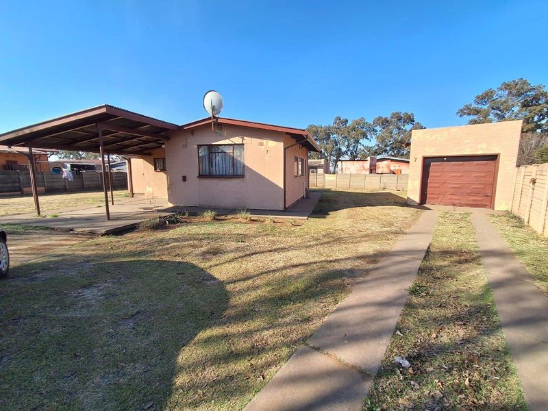 3-Bedroom Home with Garage, Storeroom, Carport & Spacious Backyard - Photo 2