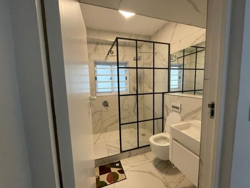 Comfortably furnished 2 Bed apartment with parking, small balcony - Photo 8