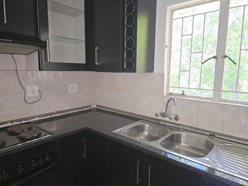 Two bedroom apartment in Parkdene Boksburg - Photo 7