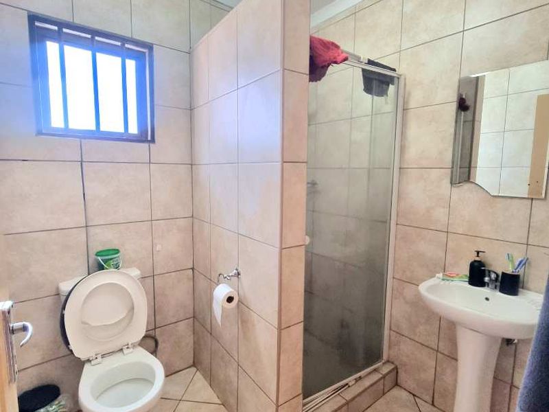 SPACIOUS TOWNHOUSE FOR SALE - Photo 10