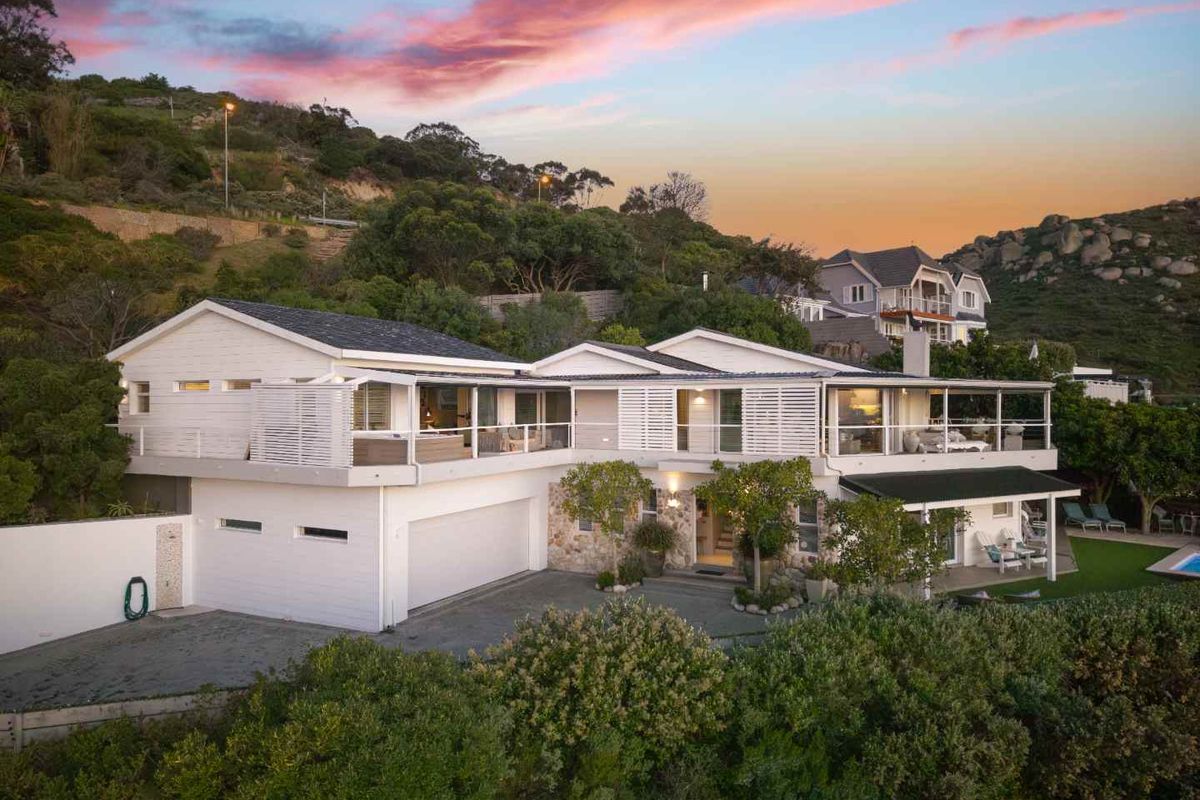 Ocean, Mountain, and Sunset Living at Its Best - Photo 2