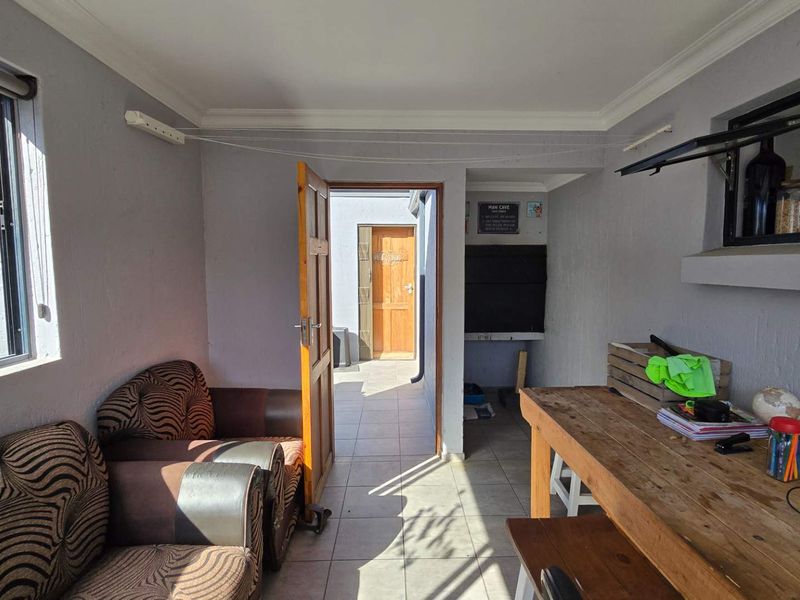 Spacious 3-Bedroom Apartment in Pet-Friendly Zonnezicht Complex - Photo 3