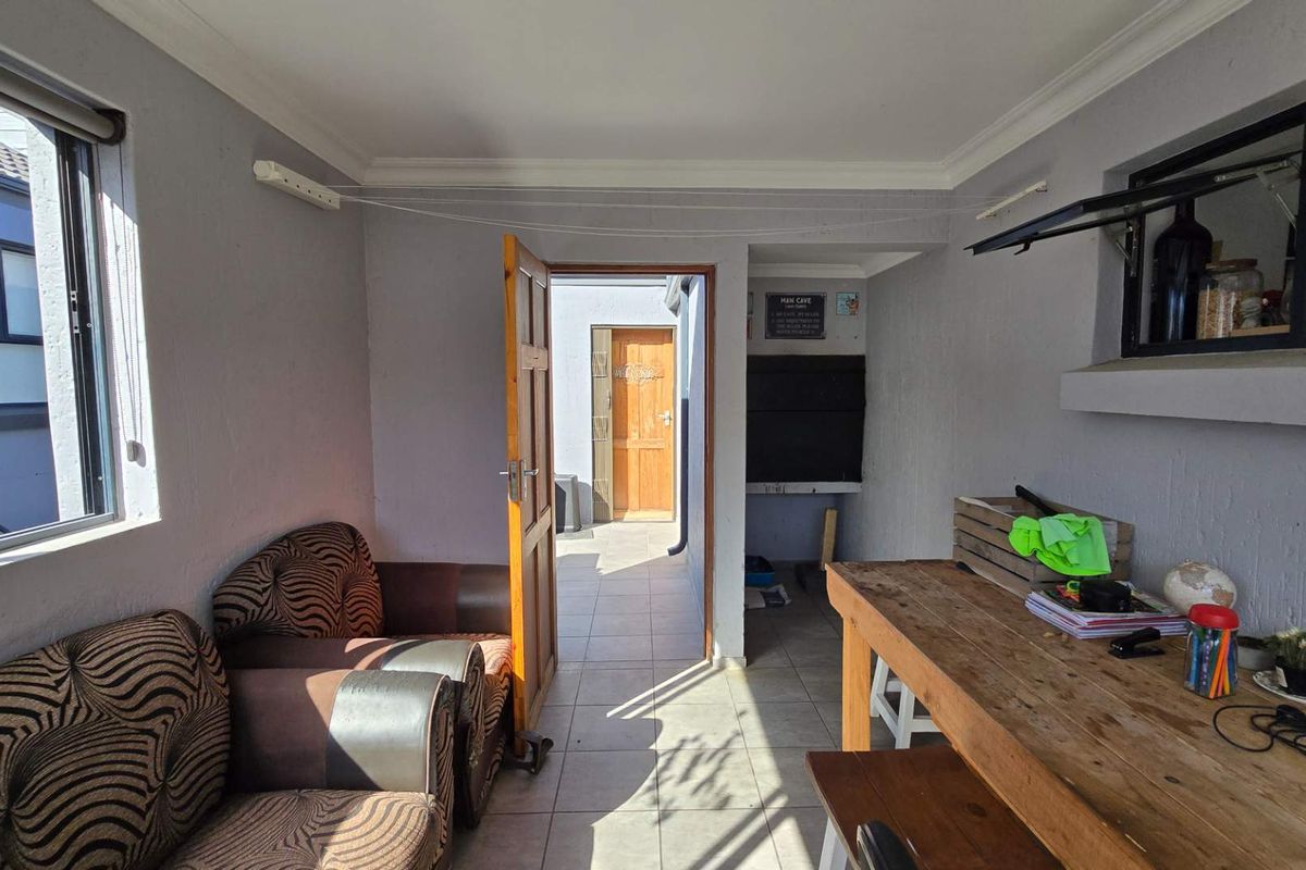 Spacious 3-Bedroom Apartment in Pet-Friendly Zonnezicht Complex - Photo 3