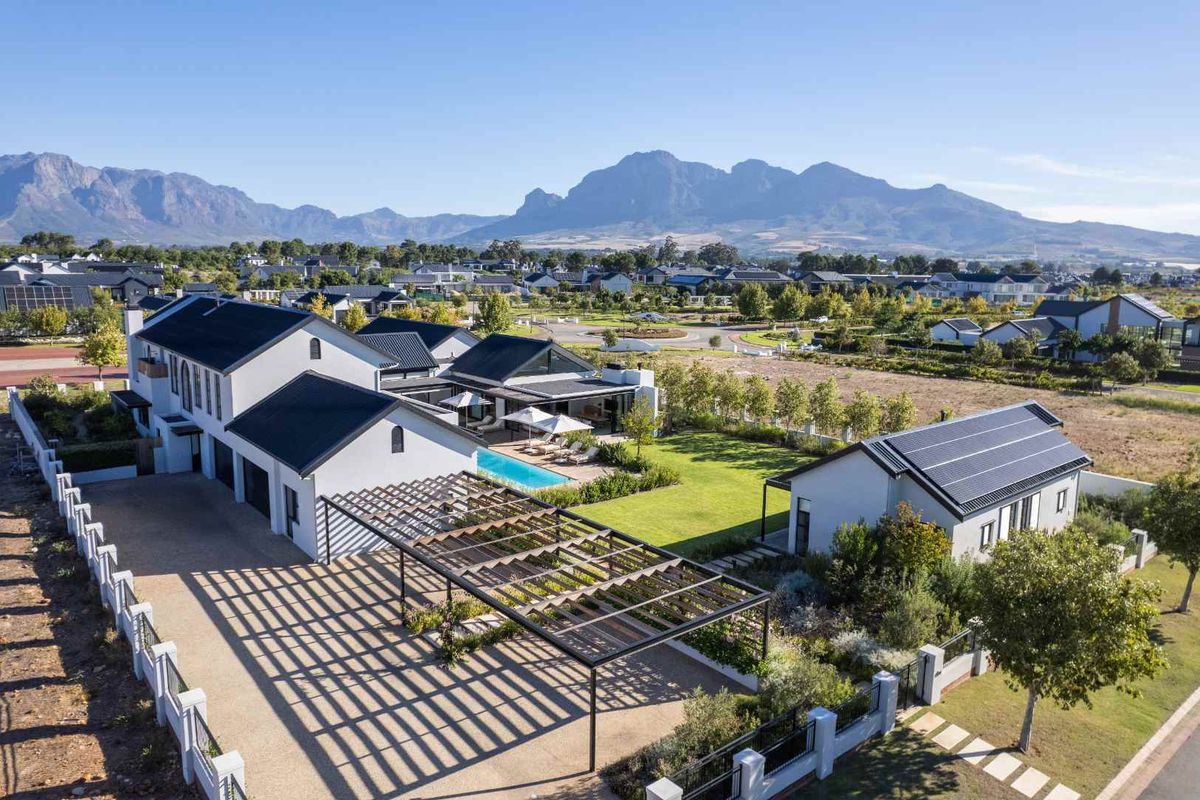 Distinguished Eight-Bedroom Villa-Inspired Home with Meticulous Details on Val de Vie Estate - Photo 3