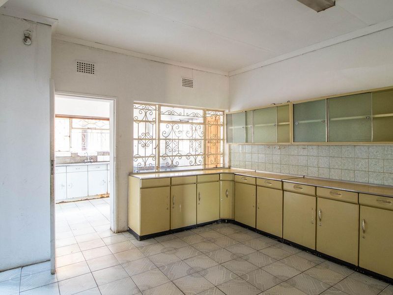 Unlock Potential: Spacious 3-Bed Home with Bonus Flatlet! - Photo 7