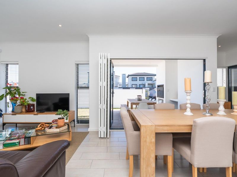 Easy living with seamless indoor-outdoor flow - Photo 7